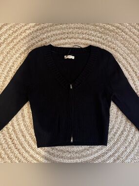 La Hearts Black V-Neck Cropped Sweater with zipper